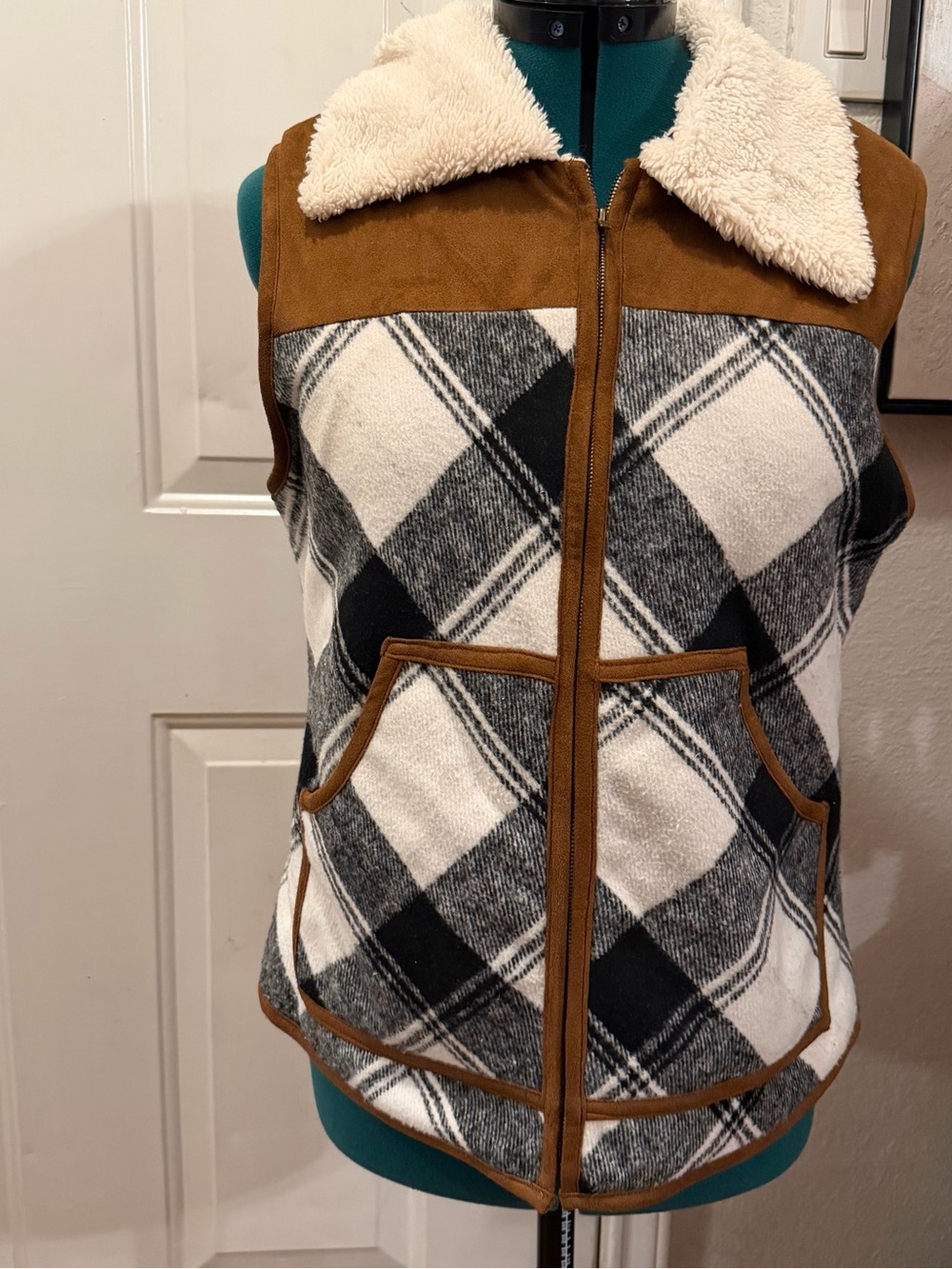 Judith March Cream Sherpa-Lined Vest Sz Medium